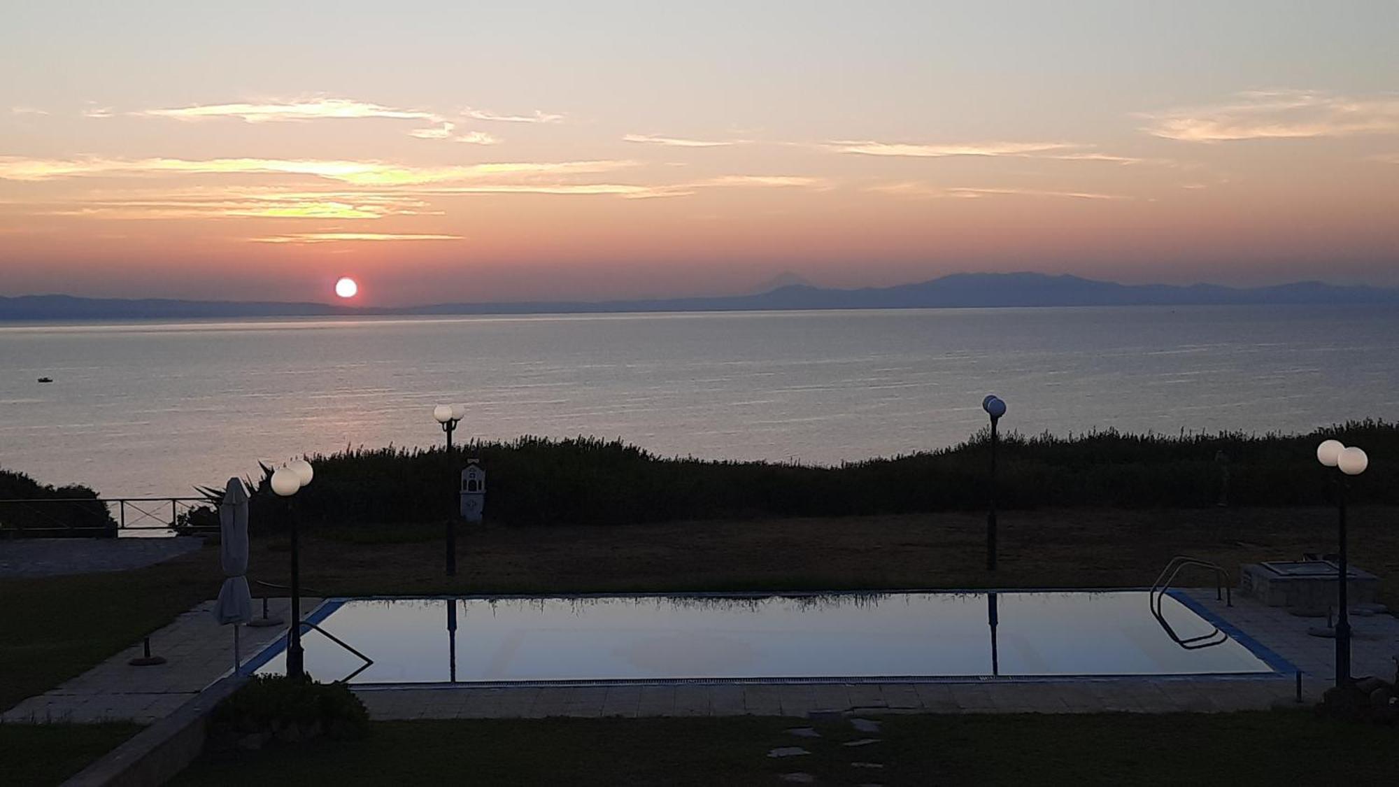Blue Pastel-cliffside Villa, Shared Pool, Wild Sandy Nearby Дом отдыха Неа-Потидеа