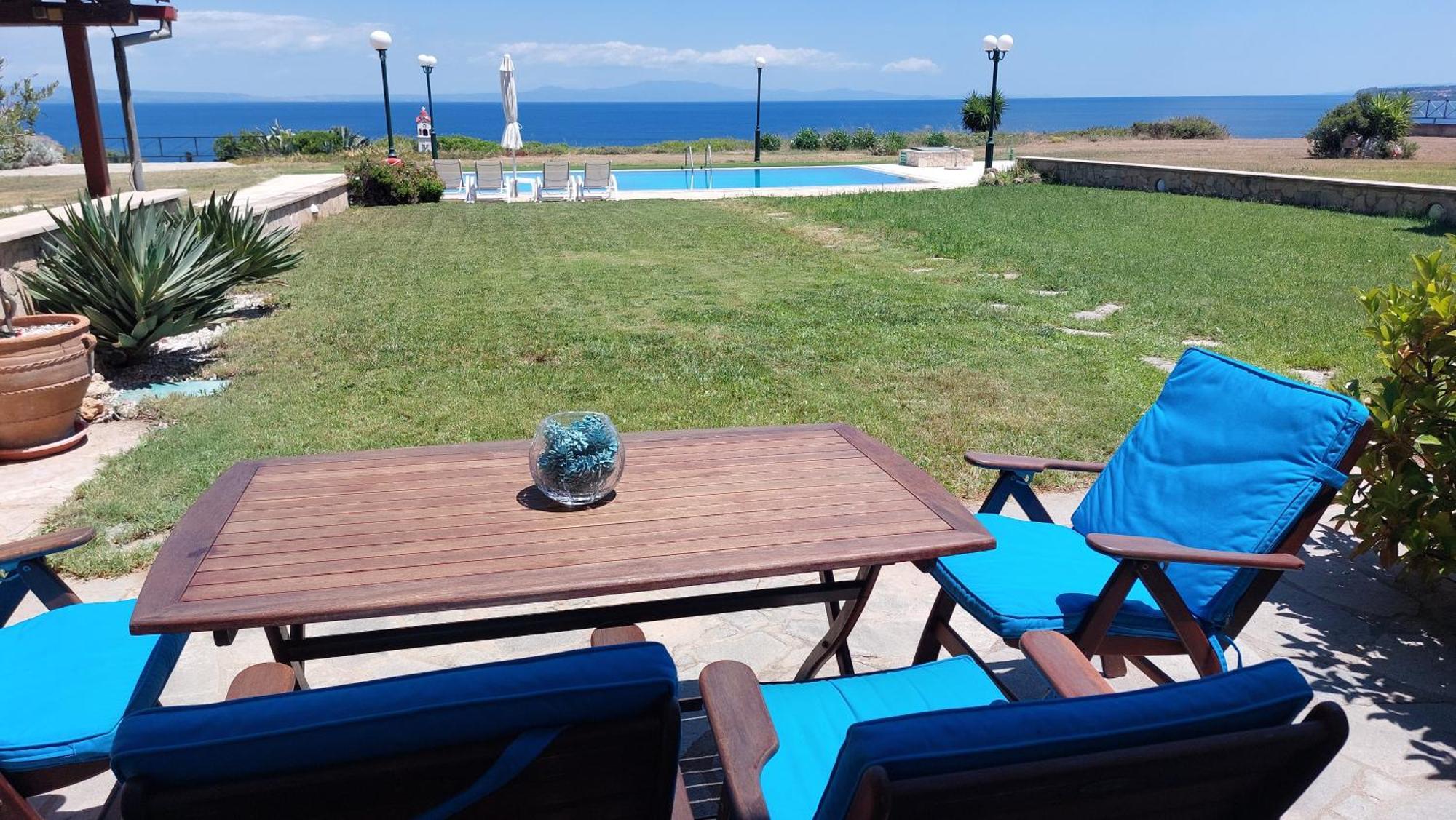 Blue Pastel-cliffside Villa, Shared Pool, Wild Sandy Nearby Неа-Потидеа