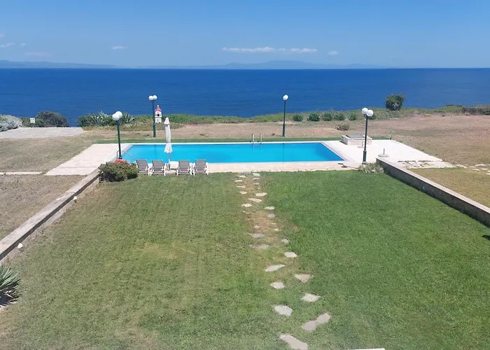Blue Pastel-Cliffside Villa, Shared Pool, Wild Sandy Beach Nearby