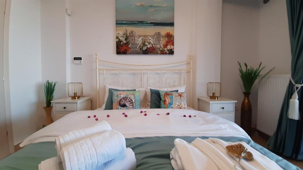Hébergement de vacances Blue Pastel-cliffside Villa, Shared Pool, Wild Sandy Nearby Potidée