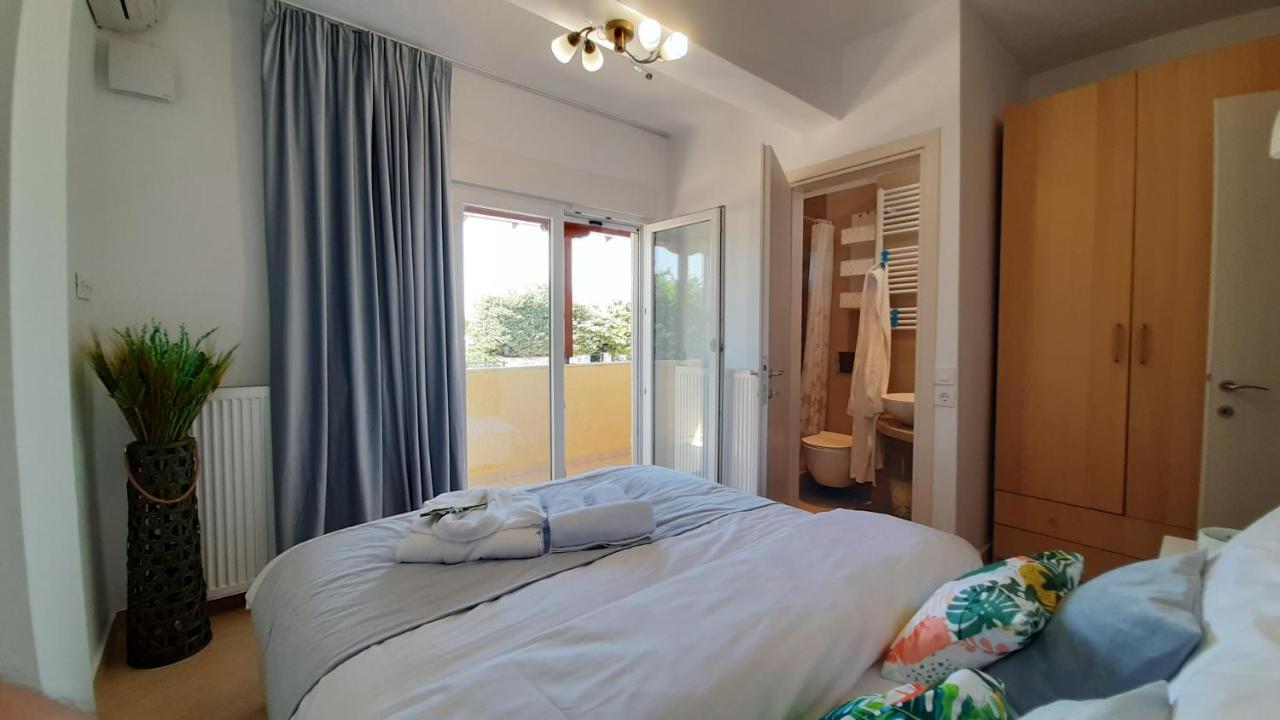 Blue Pastel-cliffside Villa, Shared Pool, Wild Sandy Nearby Hébergement de vacances