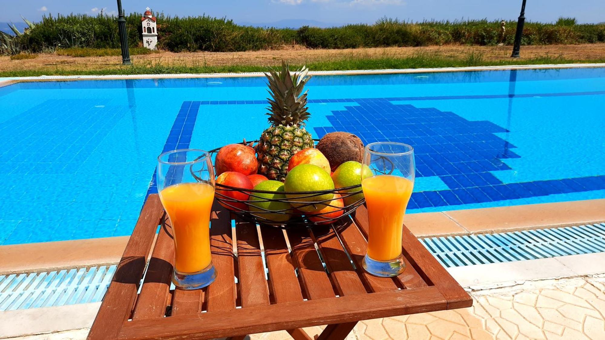 Hébergement de vacances Blue Pastel-cliffside Villa, Shared Pool, Wild Sandy Nearby Potidée