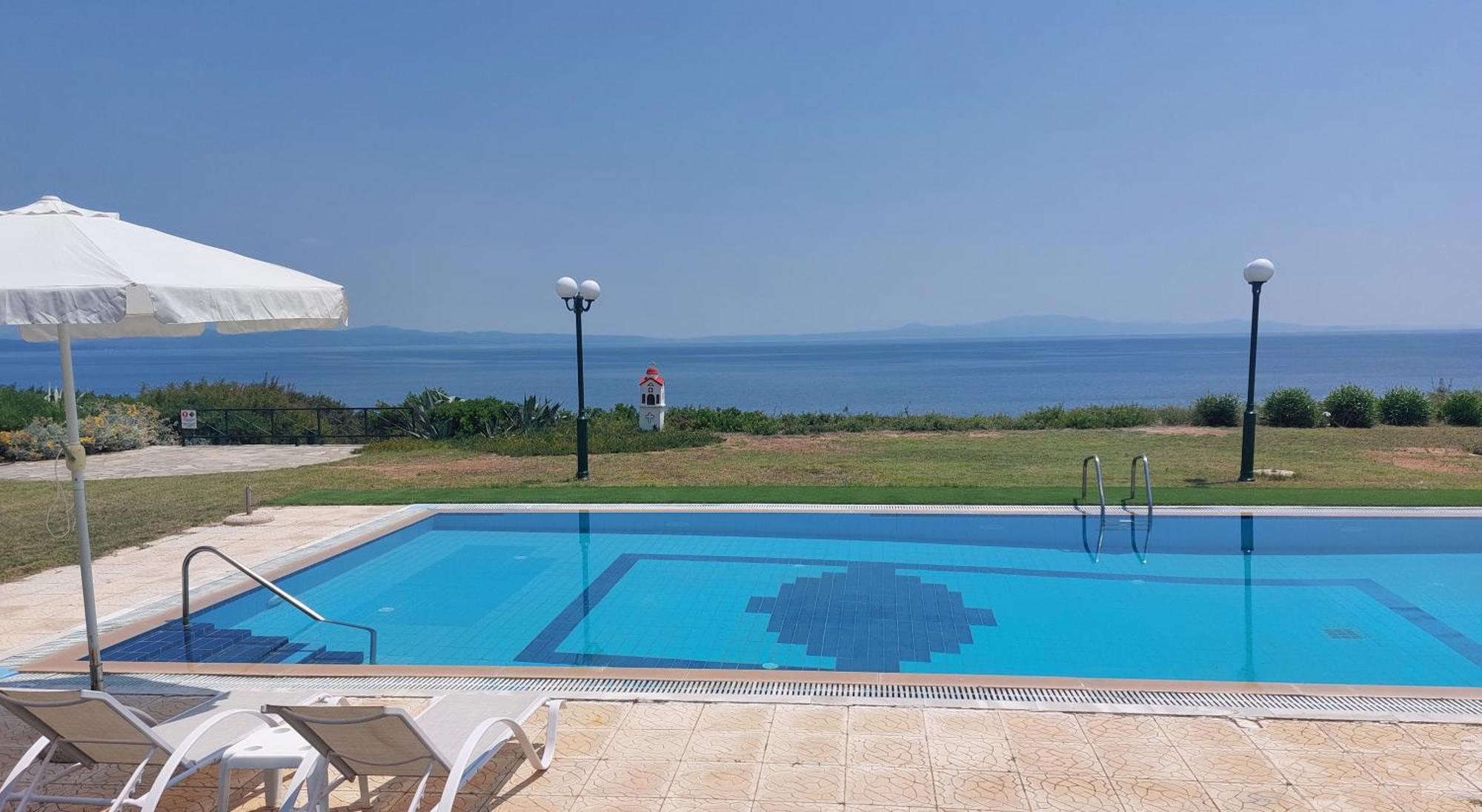 Blue Pastel-cliffside Villa, Shared Pool, Wild Sandy Nearby Hébergement de vacances *